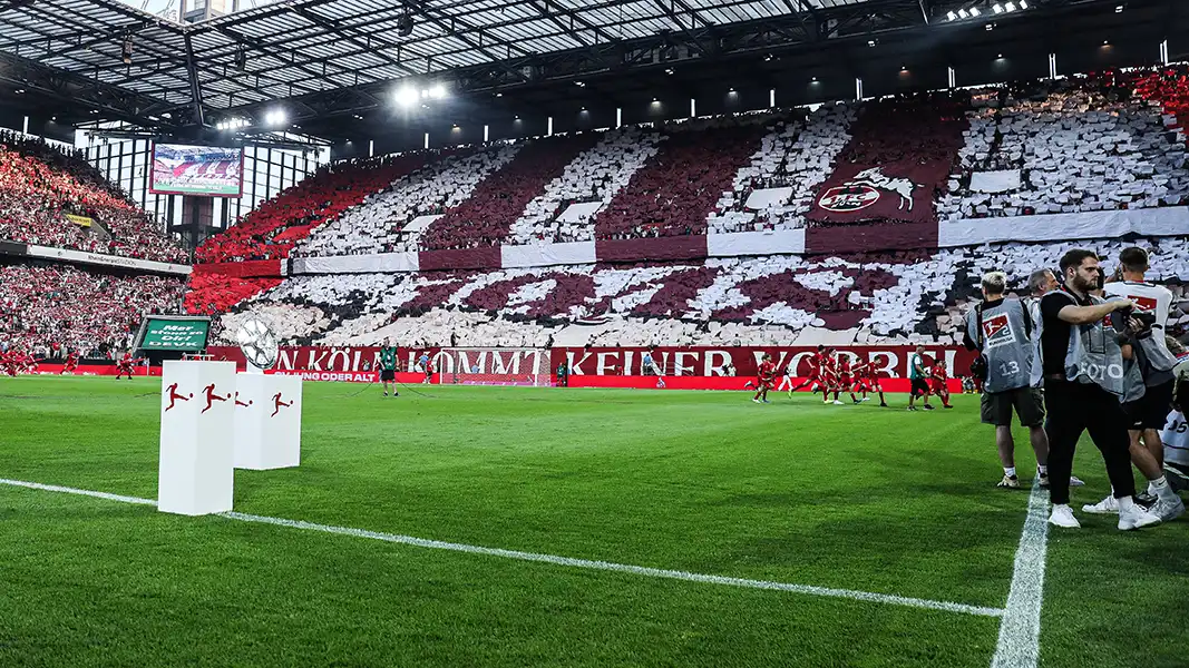 Die Choreo der FC-Fans - und die Meisterschale auf dem Rasen. (Foto: IMAGO / Nico Herbertz)