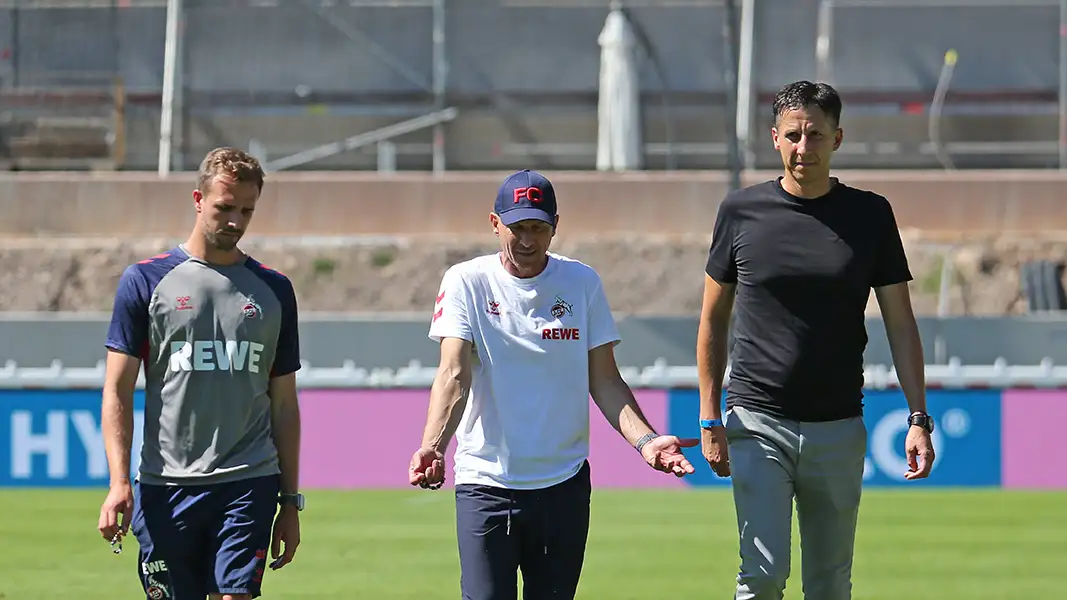 Christian Keller mit Gerhard Struber und dessen Co-Trainer Bernd Eibler. (Foto: IMAGO / Huebner)