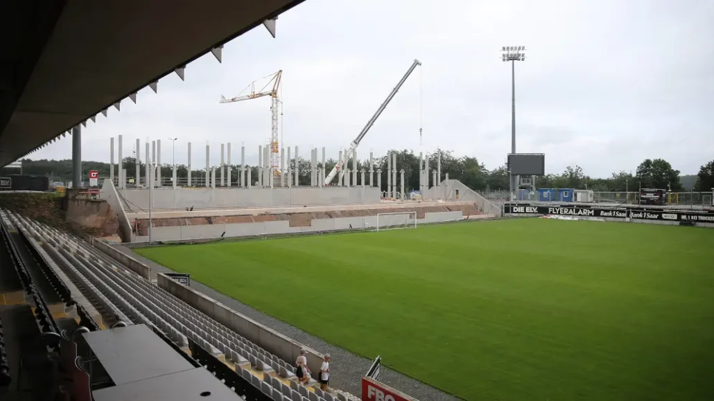 Das Stadion in Elversberg, Stand Ende Juli. (Foto: IMAGO / Jan Huebner)