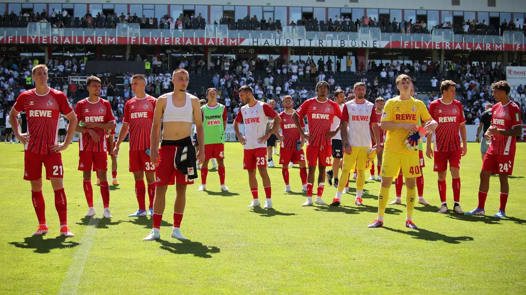 Die Profis des 1. FC Köln nach dem 2:2 in Elversberg. (Foto: IMAGO / Jan Huebner)