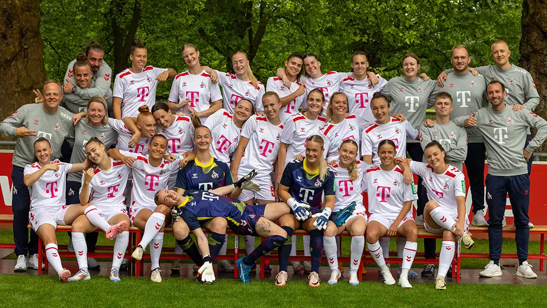 Gute Laune beim Mannschaftsfoto vor der Abfahrt ins Trainingslager. (Foto: Sylvia Eichinger)