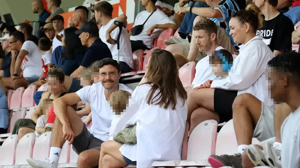 Jonas Hector und Florian Kainz gemeinsam auf der Tribüne. (Foto: GEISSBLOG)