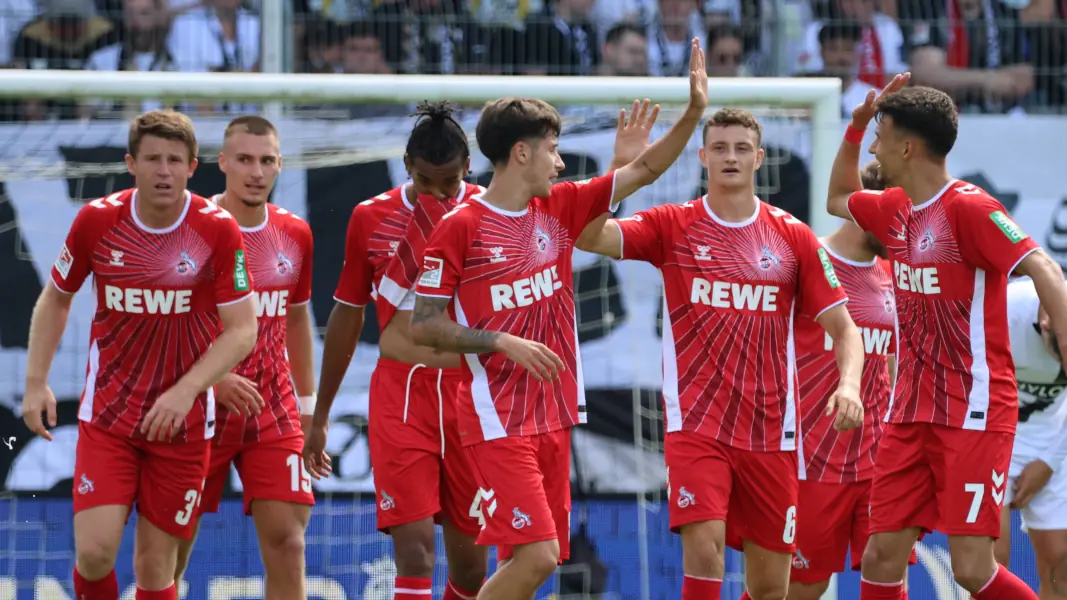 Denis Huseinbasic (M.) klatscht nach seinem Tor in Elversberg mit seinen Mitspielern ab. (Foto: IMAGO / Fussball-News Saarland)