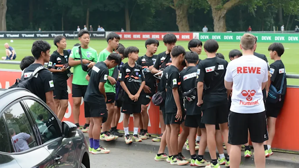 Ein Nachwuchsteam des Kölner Partnervereins Sanfrecce Hiroshima ist in dieser Woche am Geißbockheim zu Gast. (Foto: GEISSBLOG)