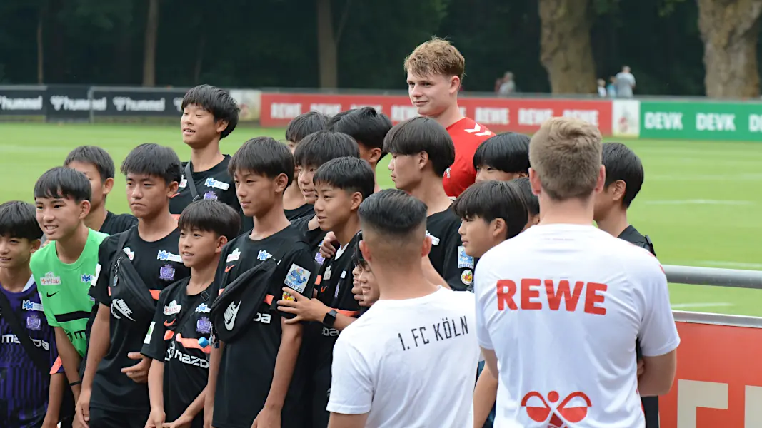 Jonas Urbig posierte mit dem Nachwuchsteam aus Japan. (Foto: Geissblog)