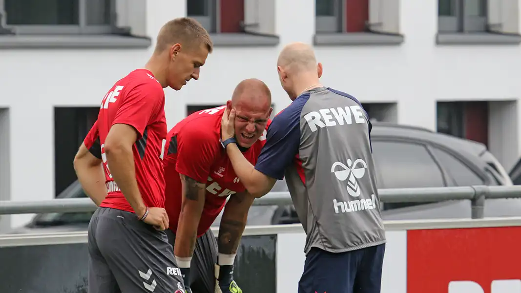 Florian Dietz steht bei Matthias Köbbing, der behandelt wird. (Foto: GEISSBLOG)