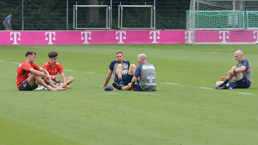 Das Trainerteam sprach nach dem Training auffällig lange mit dem Mittelfeldduo. (Foto: GEISSBLOG)