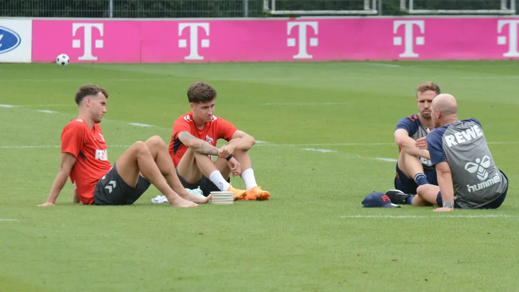 Das Trainerteam sprach nach dem Training auffällig lange mit dem Mittelfeldduo Luca Waldschmidt und Denis Huseinbasic. (Foto: GEISSBLOG)