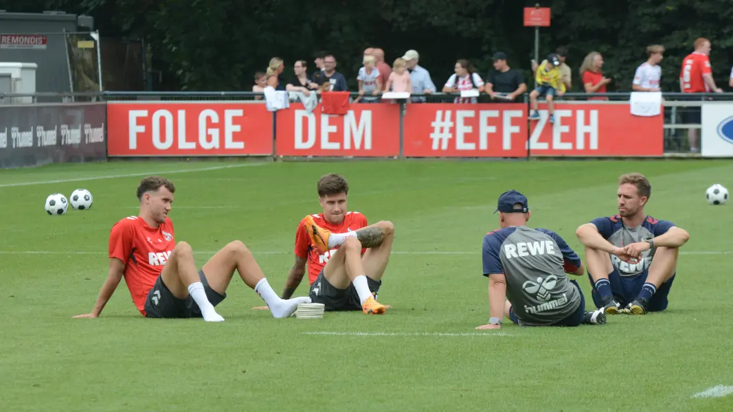 Luca Waldschmidt und Denis Huseinbasic lauschten aufmerksam, was Gerhard Struber zu sagen hatte. (Foto: GEISSBLOG)