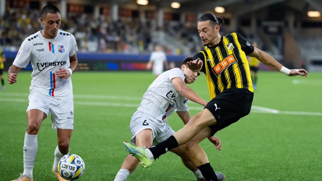 Patrik Kristal (Mitte) ist derzeit in der Conference-League-Qualifikation im Einsatz. Beim BK Häcken setzte es für seinen estnischen Club eine 1:6-Klatsche. (Foto: IMAGO / Bildbyran)