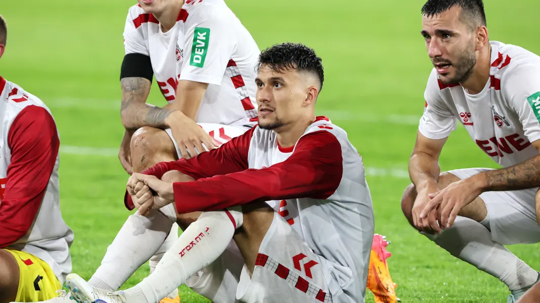 Dejan Ljubicic nach dem Sieg des 1. FC Köln gegen Braunschweig vor der Südkurve. (Foto: Bucco)