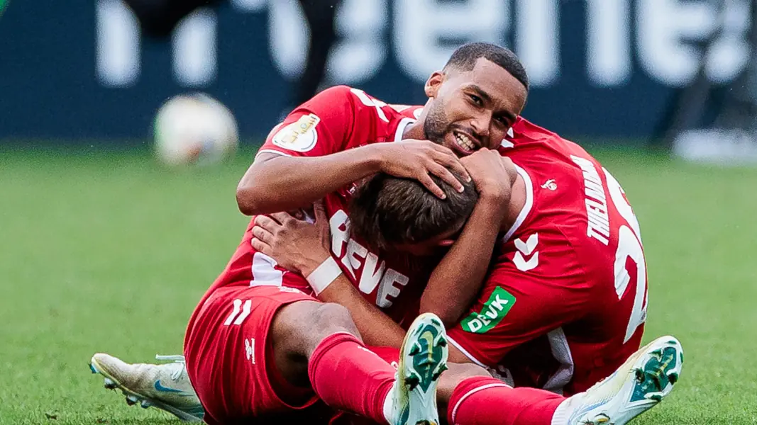 Linton Maina und Jan Thielmann lagen sich nach der Verlängerung in Sandhausen erschöpft in den Armen. (Foto: IMAGO / Beautiful Sports)