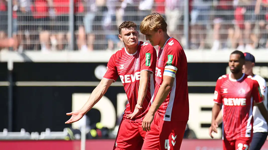 Eric Martel und Timo Hübers nach dem Abpfiff in Elversberg.(Foto: IMAGO / Fussball-News Saarland)