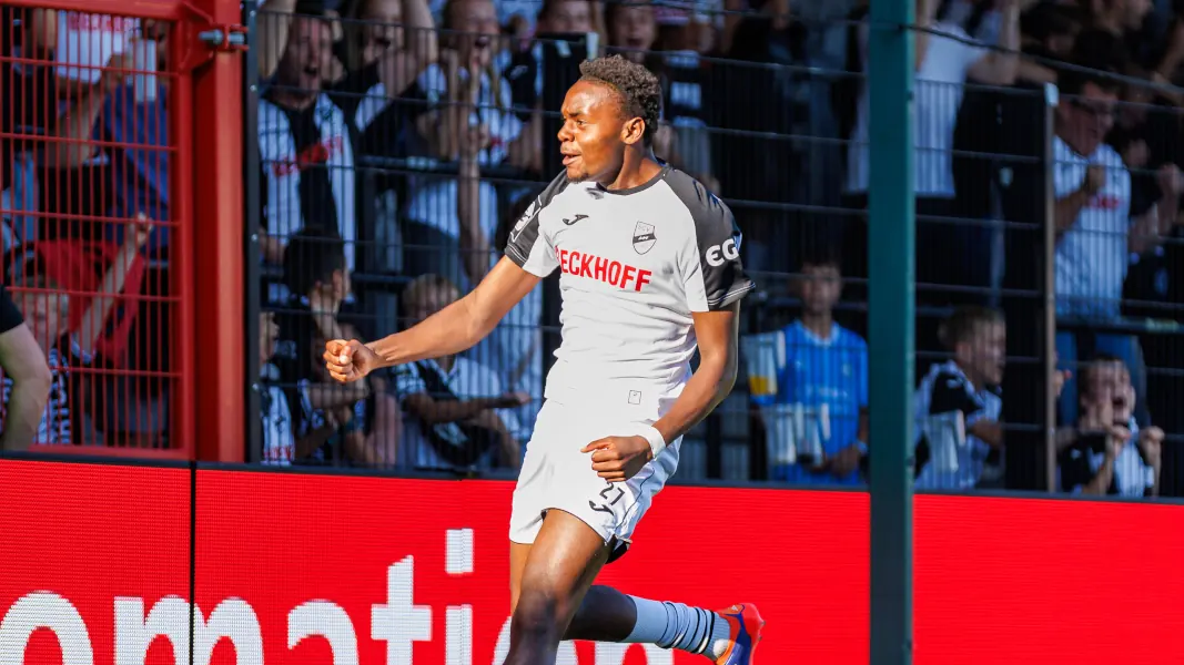 Chilohem Onuoha bejubelt sein erstes Drittliga-Tor. (Foto: IMAGO / Eibner)