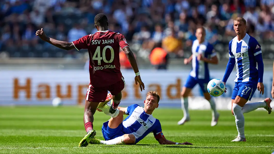 Mansour Ouro-Tagba trifft Florian Niederlechner mit offener Sohle. (Foto: IMAGO / Eibner)