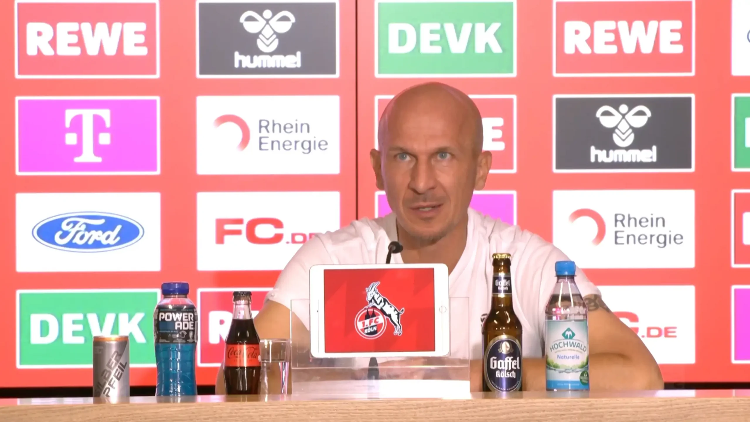 Gerhard Struber auf der Pressekonferenz nach dem 5:0-Sieg. (Foto: 1. FC Köln)