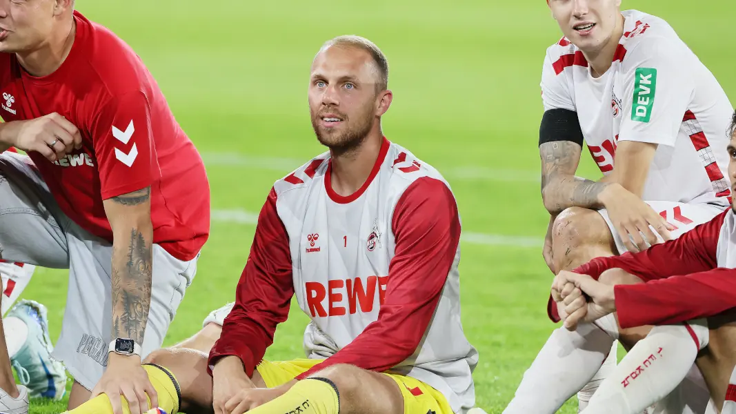 Marvin Schwäbe nach dem Sieg des 1. FC Köln gegen Braunschweig vor der Südkurve. (Foto: Bucco)