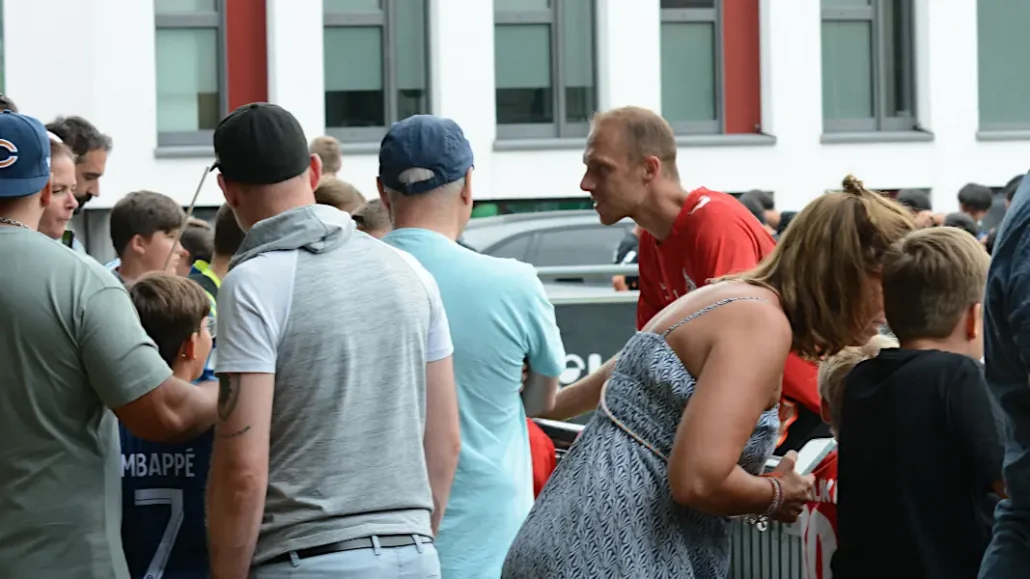 Mehrere Hundert Fans kamen am Mittwoch zum Training. Die Spieler, wie Marvin Schwäbe, machten unzählige Selfies. (Foto: GEISSBLOG)