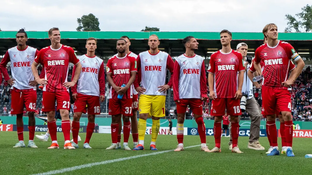 Marvin Schwäbe (M.) stand in Sandhausen erstmals im Kader – und nach dem Spiel mit der Mannschaft vor dem FC-Block. (Foto: IMAGO / Jan Huebner)