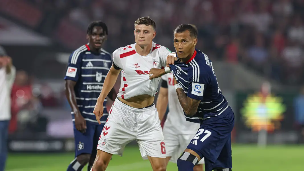 Davie Selke im Zweikampf mit Eric Martel. (Foto: IMAGO / Brauer-Fotoagentur)