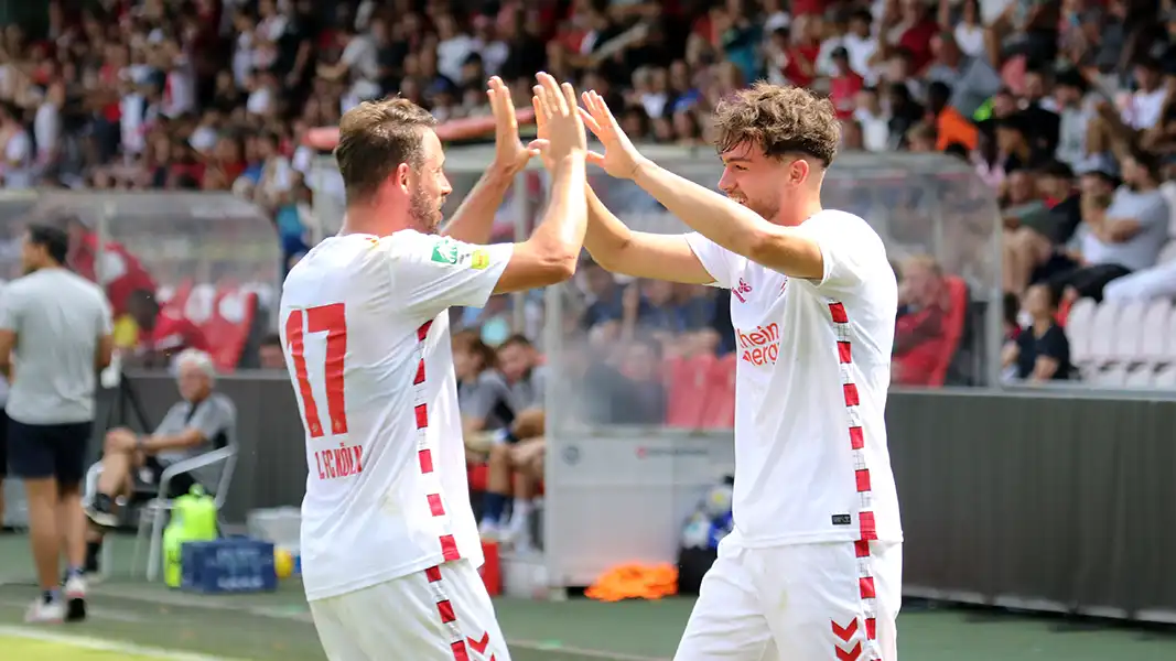 Mark Uth und Rijad Smajic klatschen sich nach dem 2:0 ab. (Foto: GEISSBLOG)