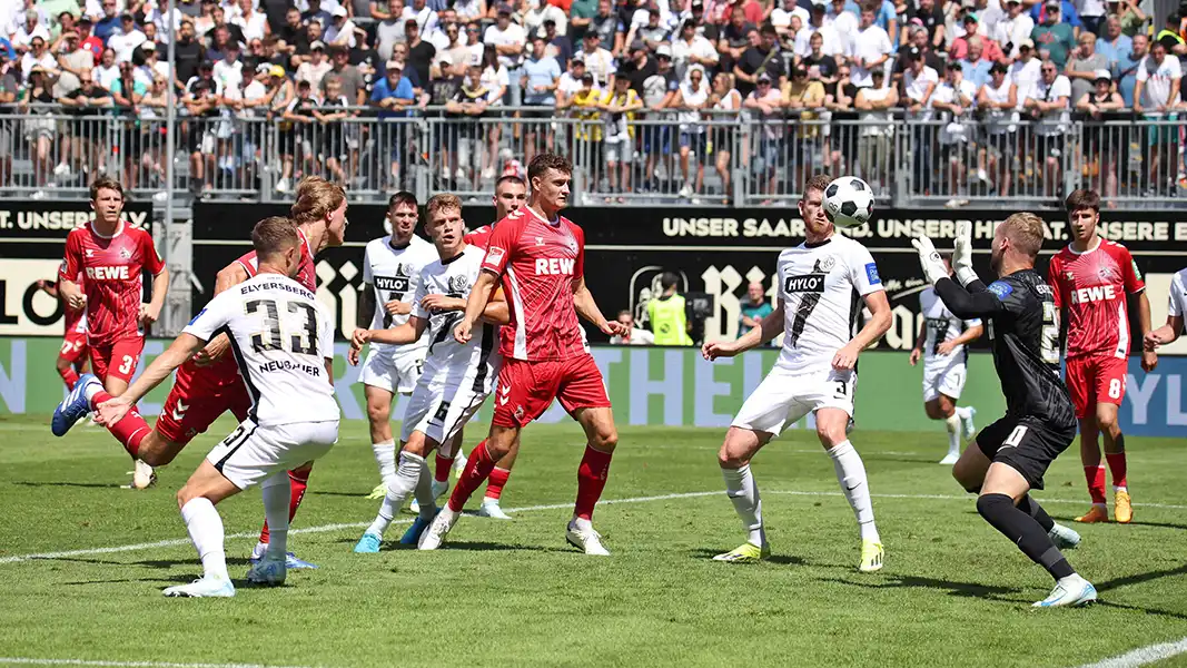 Timo Hübers (li.) bei seiner ersten Kopfballchance in Elversberg. (Foto: IMAGO / Fussball-News Saarland)