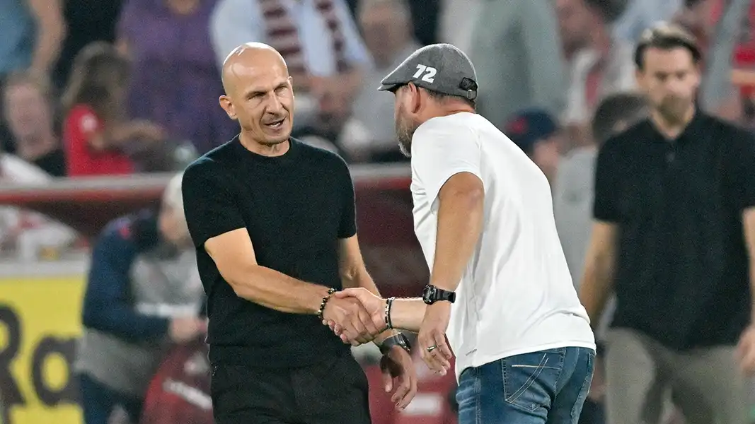 Gerhard Struber und Steffen Baumgart nach dem Schlusspfiff auf dem Rasen. (Foto: IMAGO / pepphoto)