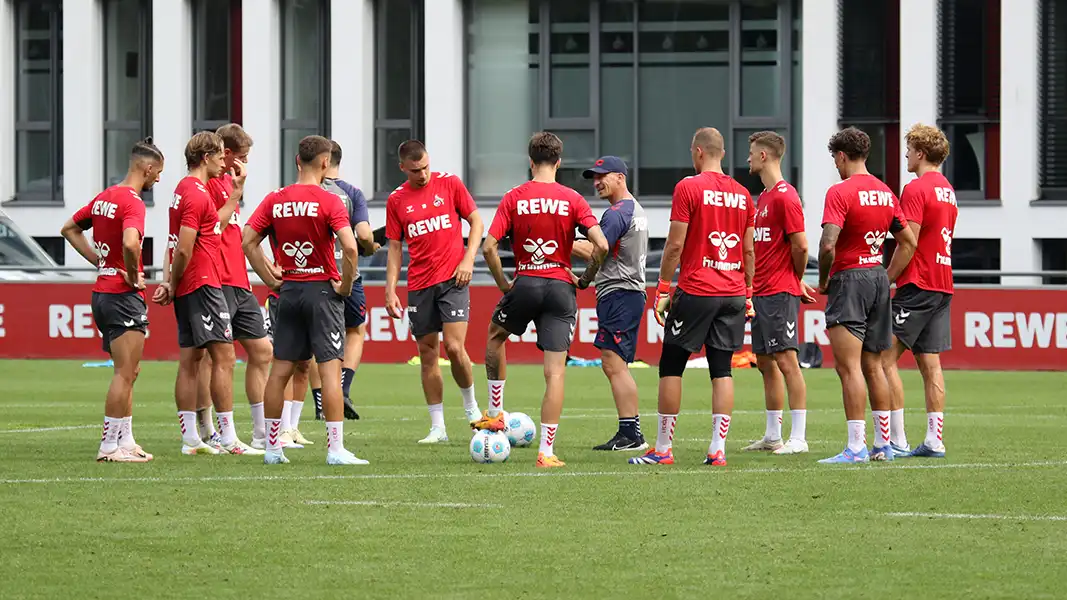 Gerhard Struber im Kreis seiner Mannschaft vor dem Spiel gegen den SV Sandhausen. (Foto: GEISSBLOG)