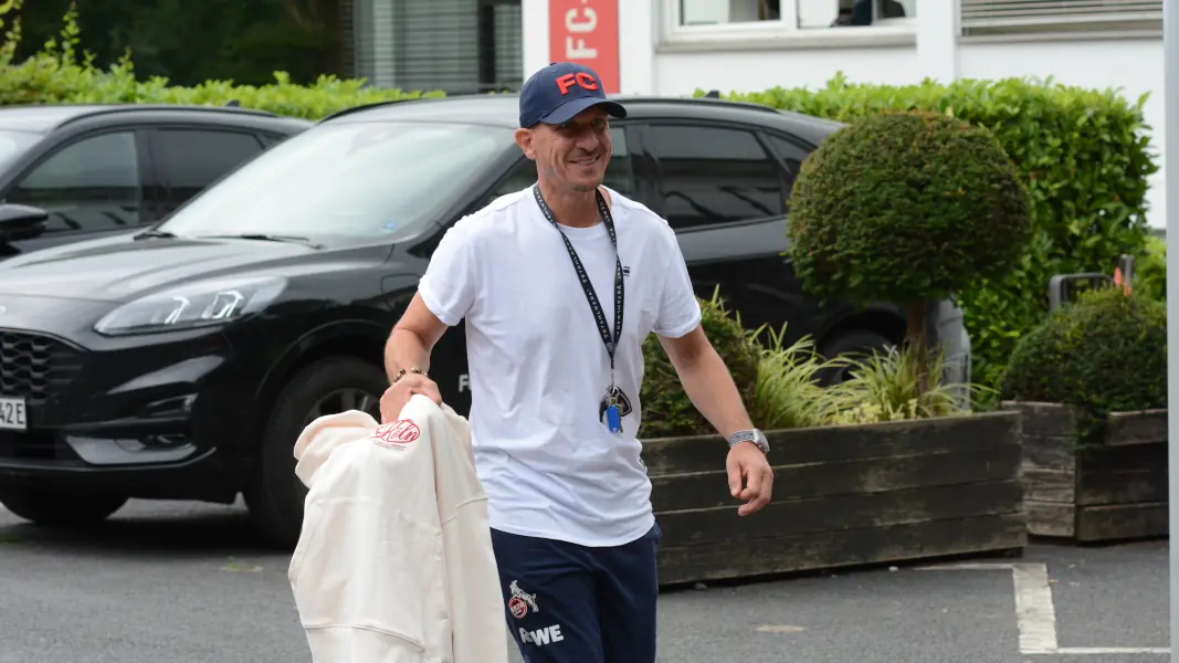 Gerhard Struber auf dem Weg zu seiner ersten Auswärtsfahrt als FC-Trainer. (Foto: GEISSBLOG)