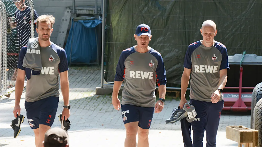 Gerhard Struber mit seinen beiden Assistenten Bernd Eibler (l.) und Thomas Hickersberger nach dem Training am Donnerstag. (Foto: GEISSBLOG)