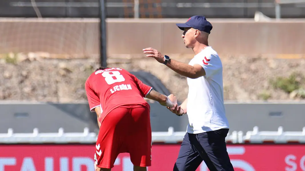 Gerhard Struber und de völlig enttäuschte Denis Huseinbasic. (Foto: IMAGO / Fussball-News Saarland)