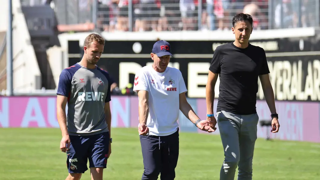 FC-Trainer Gerhard Struber diskutierte nach dem 2:2 in Elversberg mit Sportchef Christian Keller und Assistent Bernd Eibler. (Foto: IMAGO / Fussball-News Saarland)