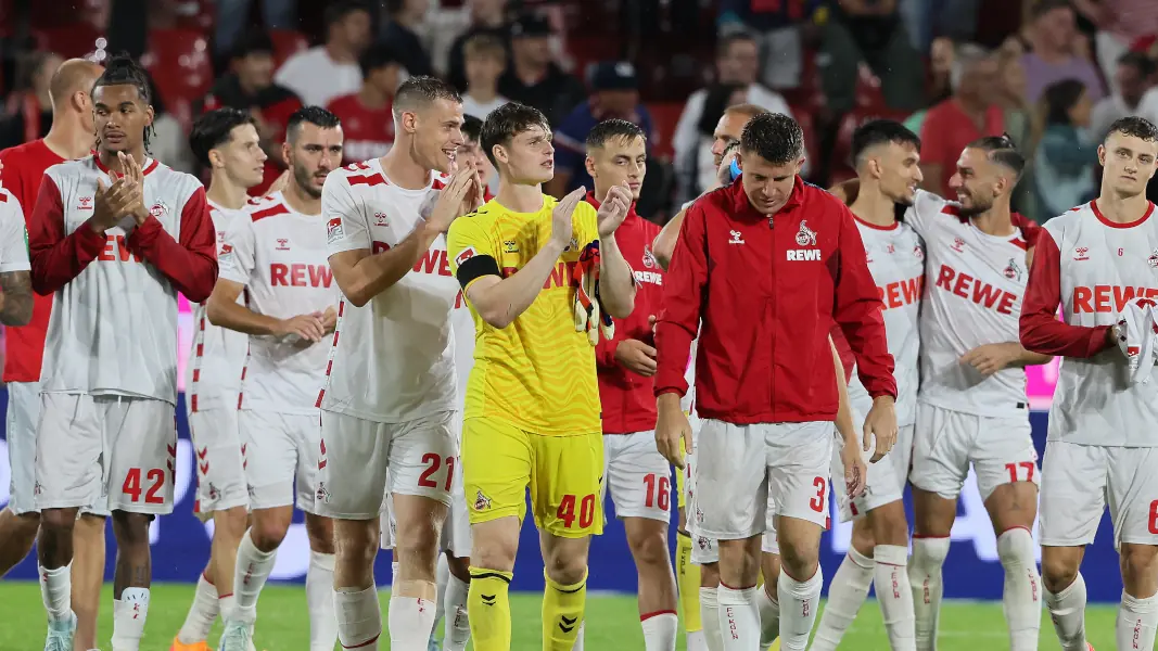 Torhüter Jonas Urbig und seine Teamkollegen auf der Ehrenrunde nach dem Sieg des 1. FC Köln gegen Eintracht Braunschweig. (Foto: Bucco)