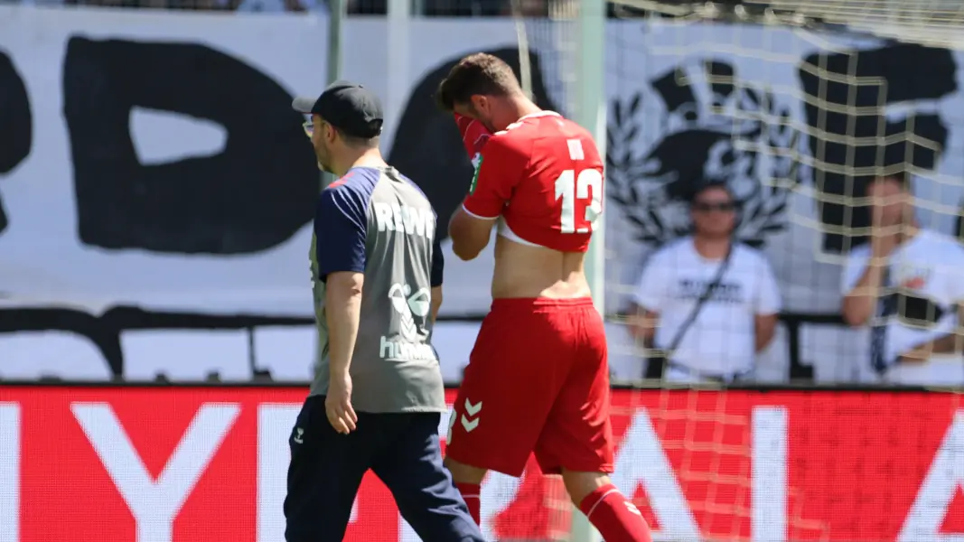 Mark Uth vergrub sein Gesicht im Trikot, als er vom Platz schlich. (Foto: IMAGO / Fussball-News Saarland)