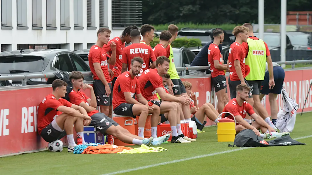 Die FC-Profis nach dem Trainingsende am Mittwoch. Mittendrin: Mark Uth. (Foto: GEISSBLOG)