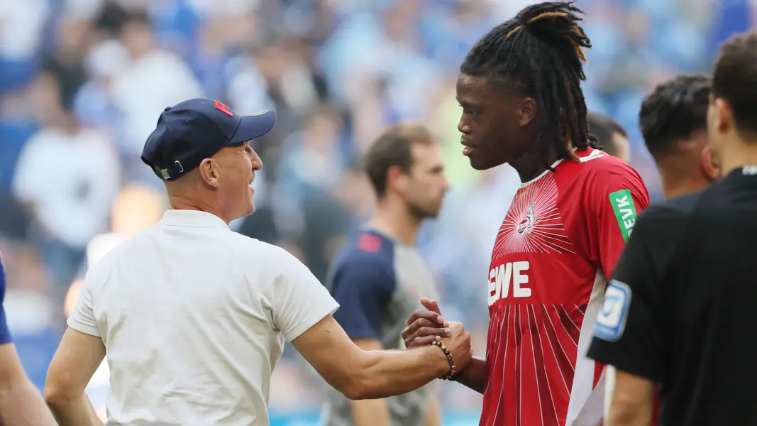 Elias Bakatukanda nach seinem Profi-Debüt auf Schalke mit FC-Trainer Gerhard Struber. (Foto: Bucco)