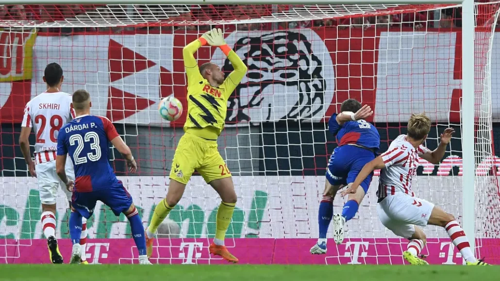 Marvin Schwäbe streckte sich beim Conference-League-Treffer von Budu Zivzivadze vergeblich. (Foto: IMAGO / Revierfoto)