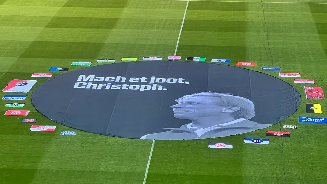 Das Banner im Mittelkreis für Christoph Daum im RheinEnergieStadion. (Foto: Bucco)