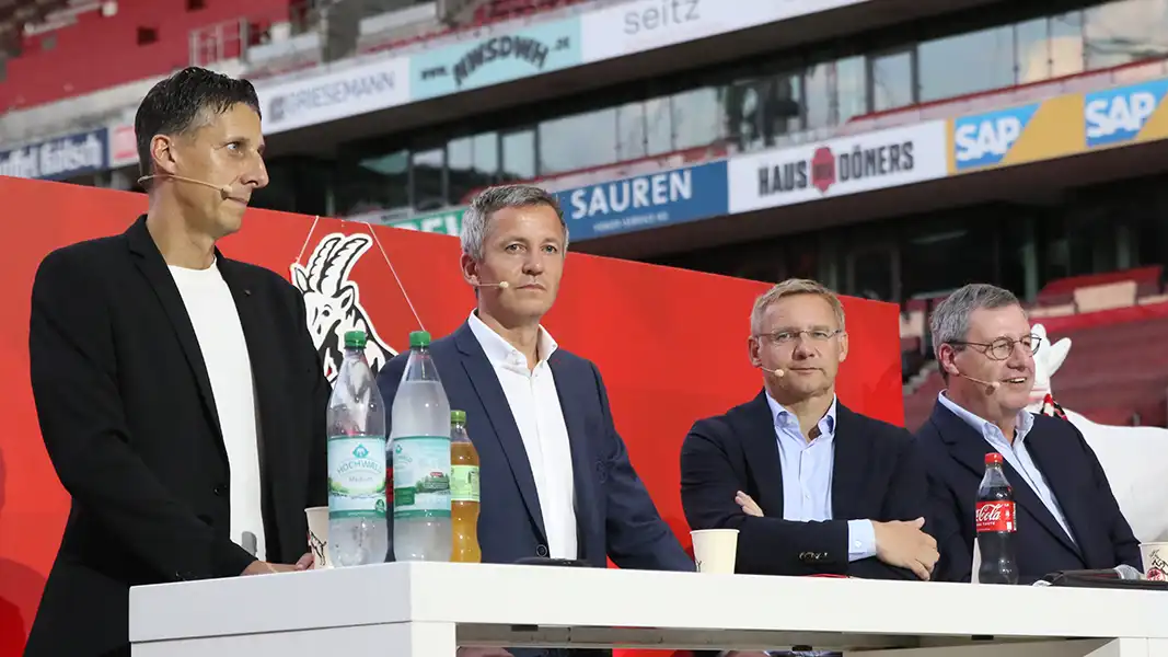 Christian Keller, Philipp Türoff, Eckhard Sauren und Werner Wolf auf dem Mitglieder-Stammtisch. (Foto: GEISSBLOG)