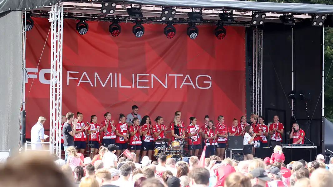 Die Frauen-Mannschaft auf der Bühne. (Foto: GEISSBLOG)