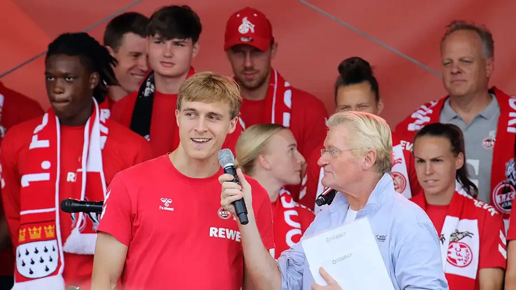 FC-Kapitän Timo Hübers im Gespräch mit Stadionsprecher Michael Trippel. (Foto: GEISSBLOG)