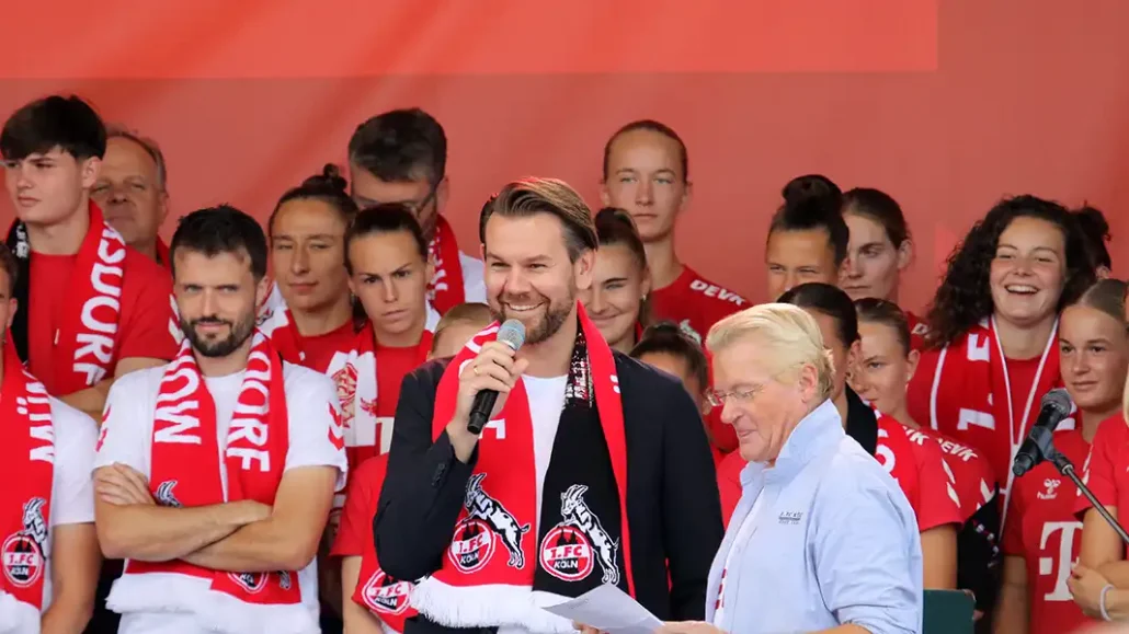 Lizenzspieler-Leiter Thomas Kessler im Gespräch mit Stadionsprecher Michael Trippel. (Foto: GEISSBLOG)