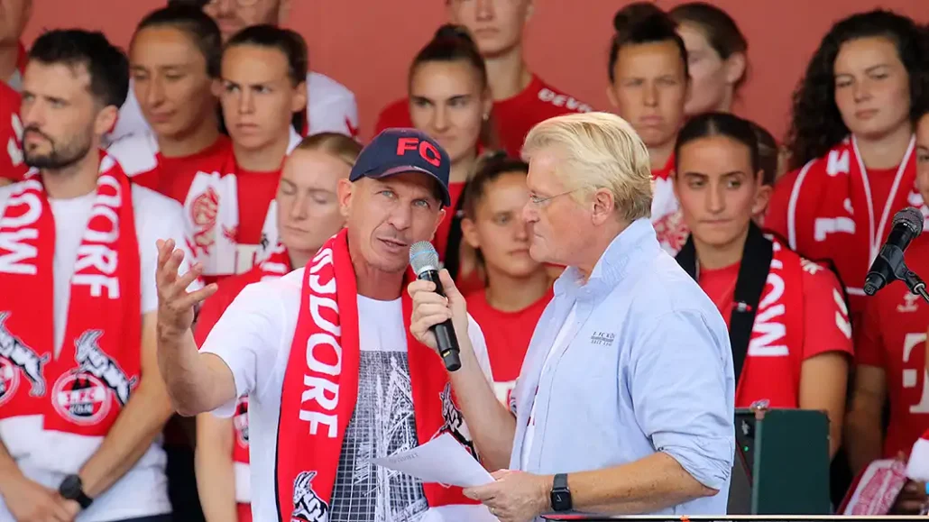 FC-Trainer Gerhard Struber im Gespräch mit Stadionsprecher Michael Trippel. (Foto: GEISSBLOG)