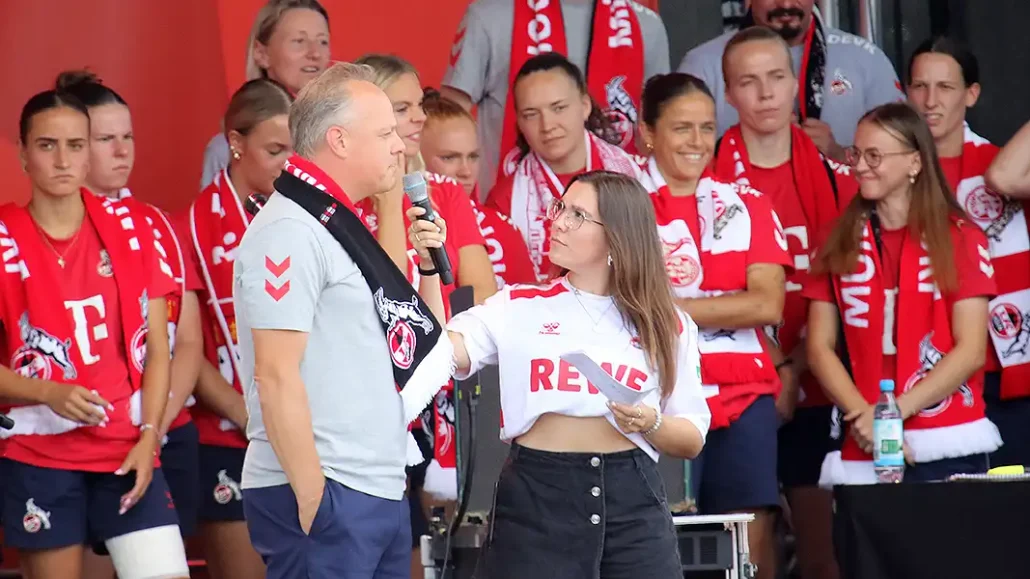 FC-Trainer Daniel Weber im Gespräch mit Stadionsprecherin Svenja Hein. (Foto: GEISSBLOG)