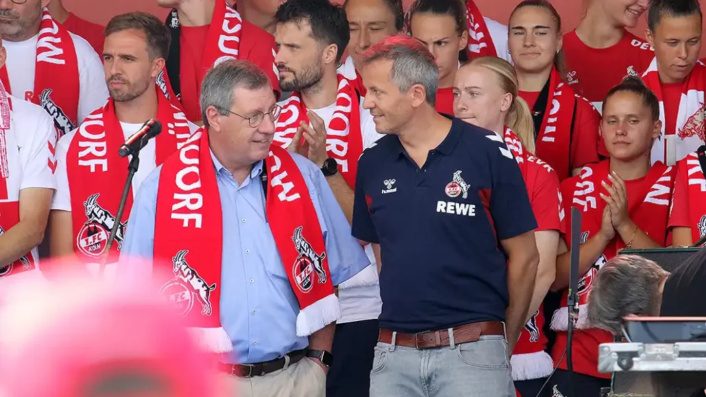 Präsident Werner Wolf und Geschäftsführer Philipp Türoff auf der Bühne. (Foto: GEISSBLOG)