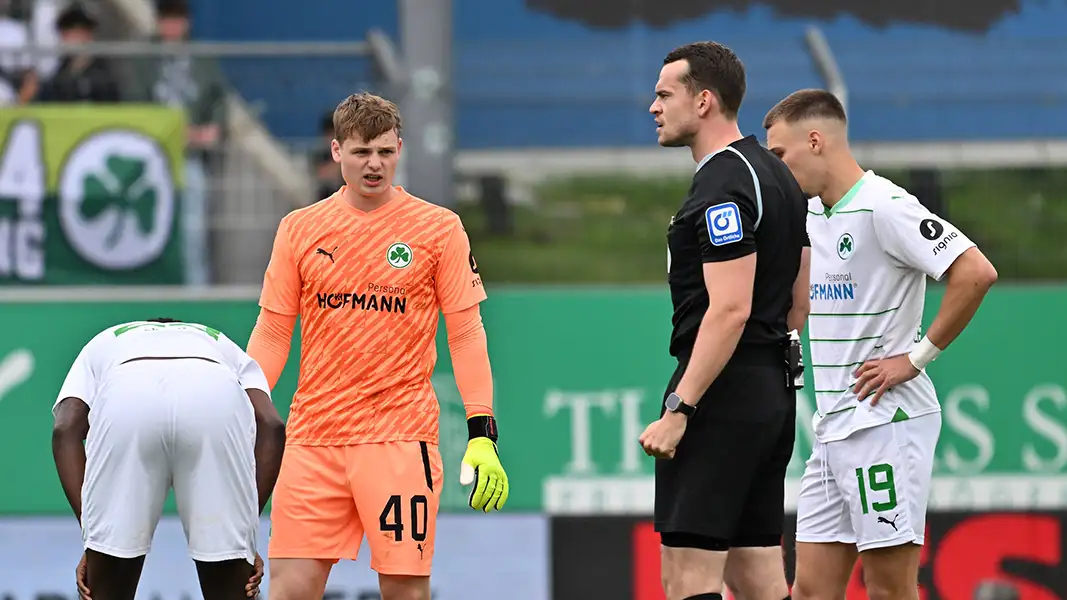 Mit Jonas Urbig und Tim Lemperle: Richard Hempel leitete im Mai 2024 das Spiel zwischen Greuther Fürth und Eintracht Braunschweig. (Foto: IMAGO / Zink)