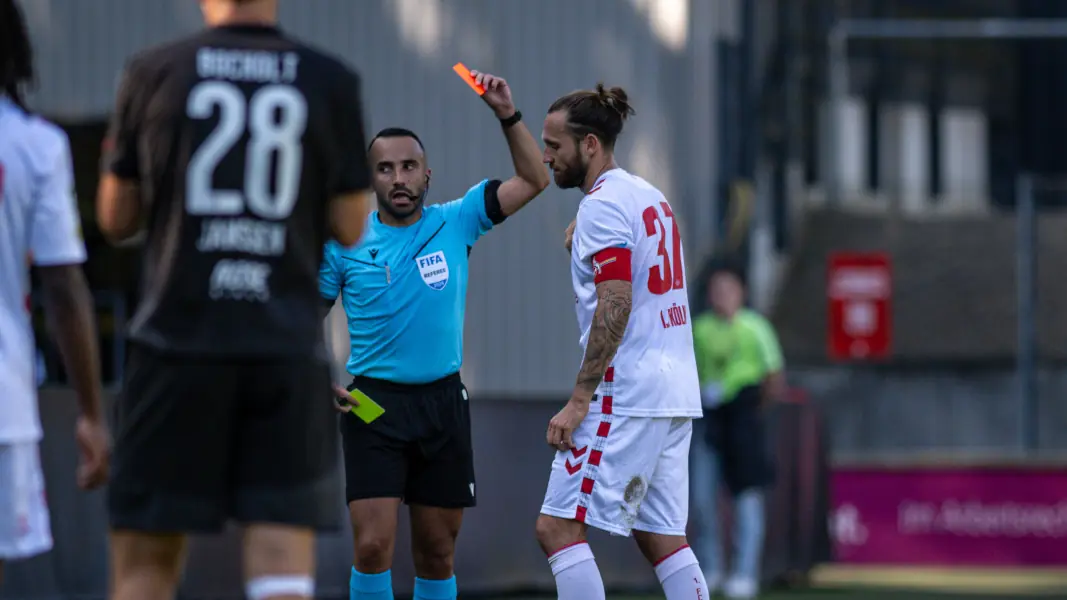 Marco Höger flog gegen Bocholt spät vom Platz. (Foto: IMAGO / Klumpen Sportfoto)