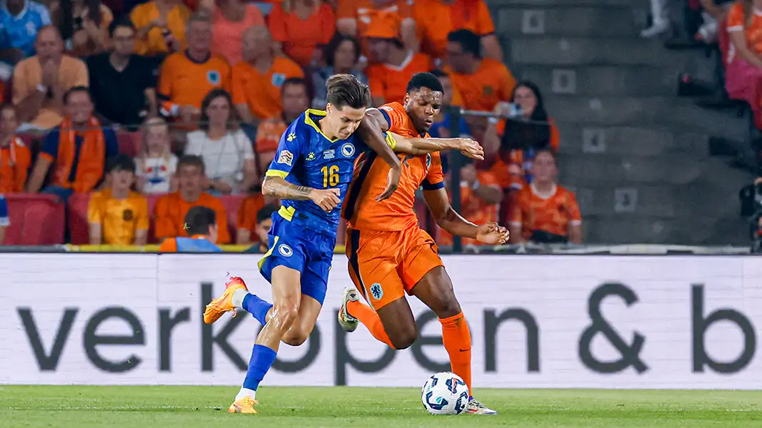 Denis Huseinbasic im Zweikampf mit Denzel Dumfries. (Foto: IMAGO / Goal Sports Images)