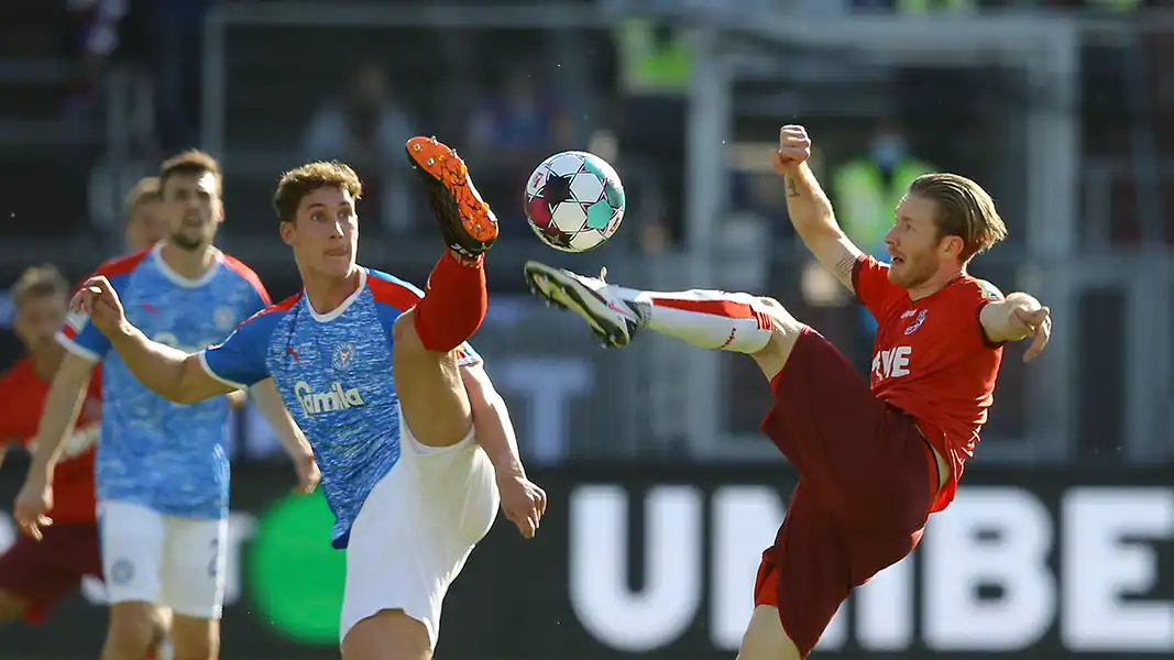 Florian Kainz im Relegations-Rückspiel 2021 bei Holstein Kiel. (Foto: IMAGO / Claus Bergmann)