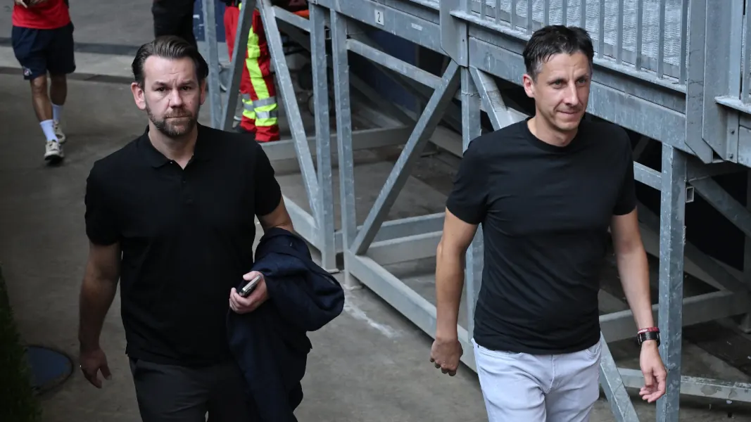 Sportchef Christian Keller und Lizenzbereich-Leiter Thomas Kessler auf Schalke. (Foto: IMAGO / Team 2)